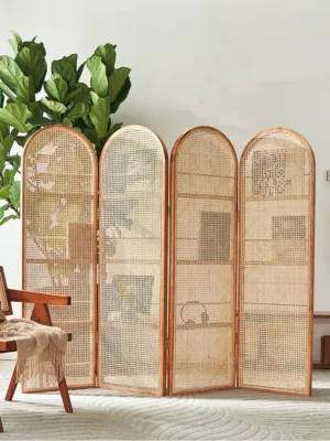 Light and breathable – rattan partitions offer both function and aesthetic appeal.